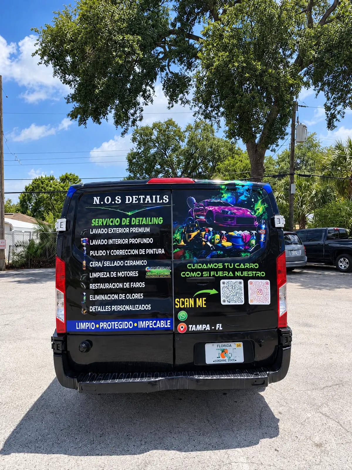 Puertas traseras de la van de detailing con la lista de servicios impresa