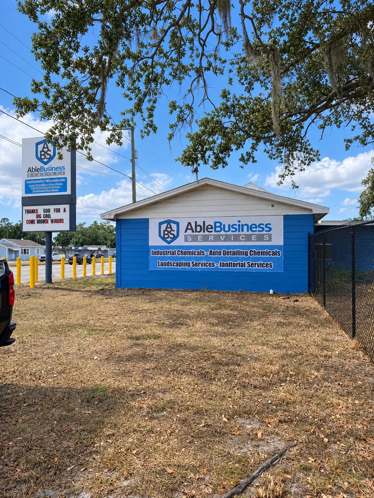 Fachada azul de un negocio con el banner impreso ya instalado